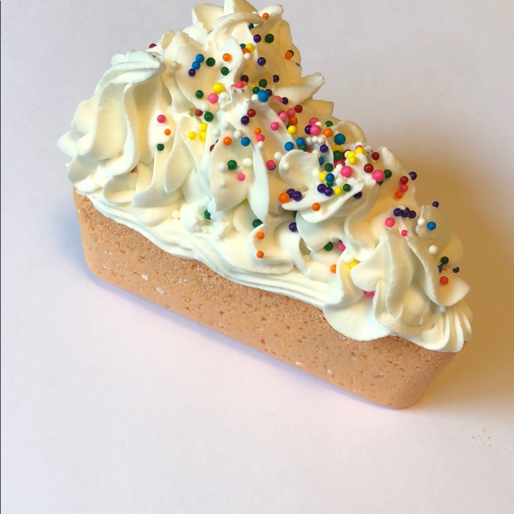 Cake bath bombs customizable